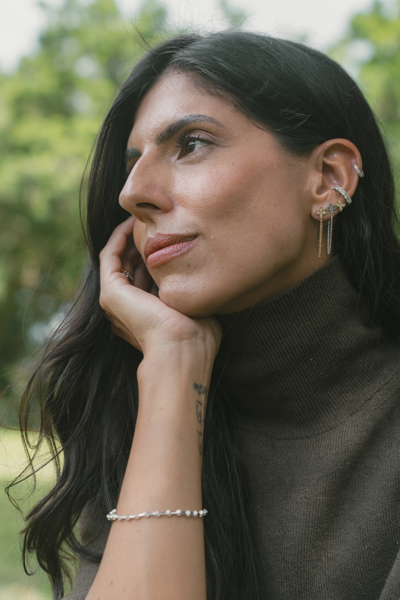 Modelo usando brincos da coleção Encontro