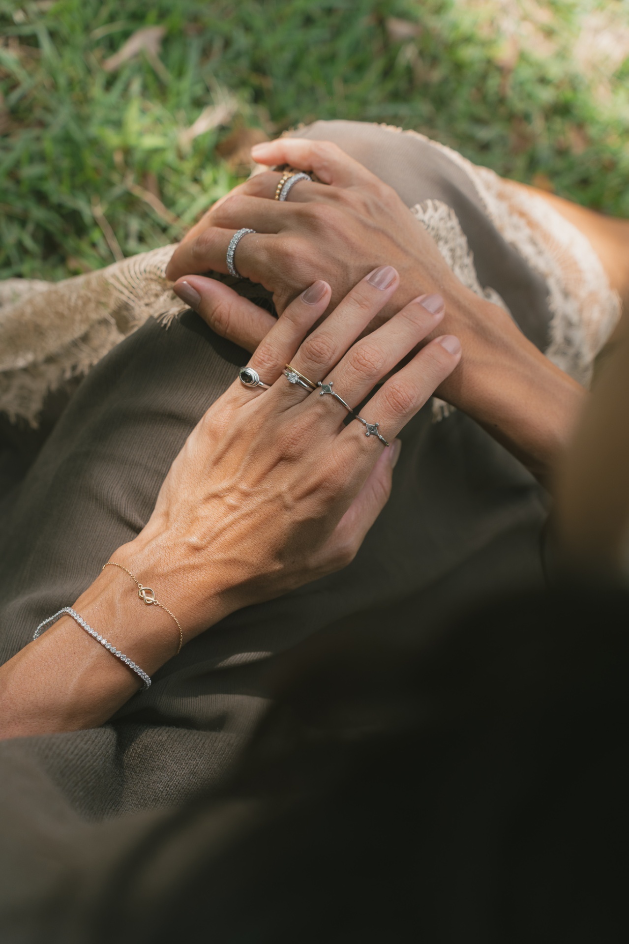 Mãos com anéis da coleção Encontro