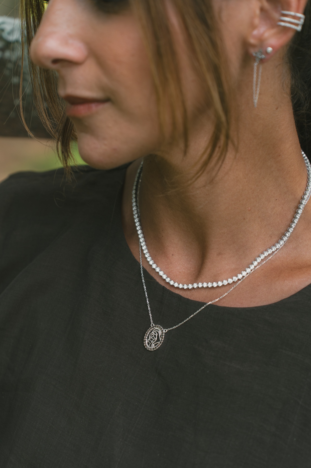 Modelo usando colares religiosos da coleção Encontro